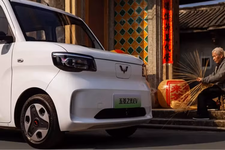 Tuy nhiên, xe điện Trung Quốc này lớn hơn xe kei thông thường. Kích thước của xe bao gồm chiều dài, chiều rộng và chiều cao lần lượt sẽ là 3685/1530/1750 mm với chiều dài cơ sở là 2600 mm. Cửa sau của Wuling Zhiguang EV có thể mở tối đa 595 mm, và góc mở tối đa 90 độ.