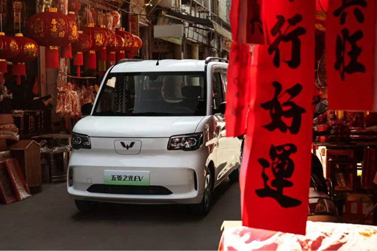 Nó được biết đến rộng rãi là xe kei của Wuling. Tuy nhiên, thực tế nó lớn hơn xe kei. Wuling gọi chiếc xe này là “xe công cụ đa chức năng” vì nó có 20 ngăn chứa đồ có thể mở rộng. Kiểu dáng bên ngoài của xe điện Wuling Zhiguang EV mang phong cách xe kei Nhật Bản.