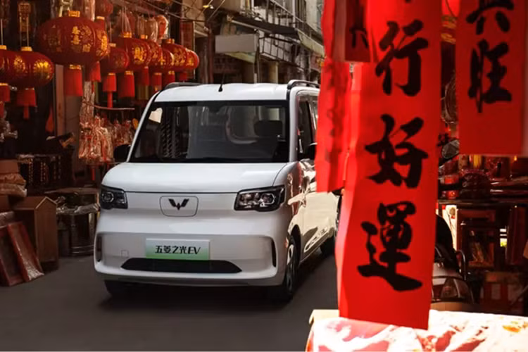 Nó được biết đến rộng rãi là xe kei của Wuling. Tuy nhiên, thực tế nó lớn hơn xe kei. Wuling gọi chiếc xe này là “xe công cụ đa chức năng” vì nó có 20 ngăn chứa đồ có thể mở rộng. Kiểu dáng bên ngoài của xe điện Wuling Zhiguang EV mang phong cách xe kei Nhật Bản.