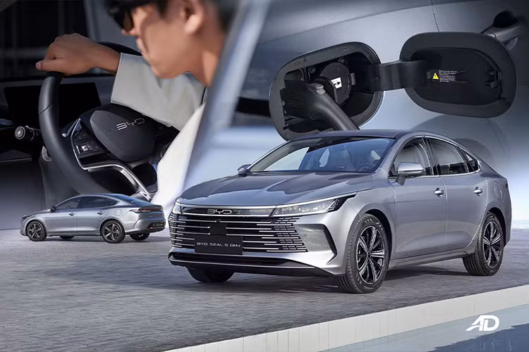 Dòng xe Seal đã đóng góp 389.339 xe vào tổng doanh số bán xe điện của BYD là 4.272.145 xe vào năm 2024. Chỉ riêng trong tháng 12, dòng xe Seal đã bán được 45.937 xe. Seal 05 DM-i gia nhập cùng các mẫu xe khác trong dòng xe Seal, chẳng hạn như Seal 06 DM-i và Seal 07 DM-i .