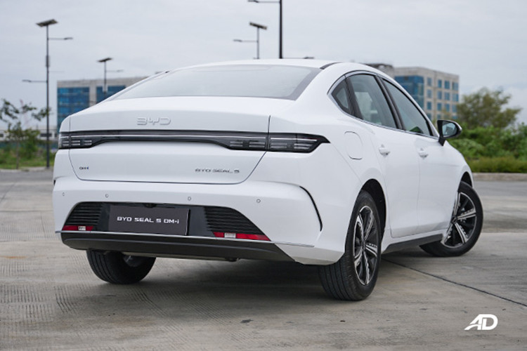 Mẫu xe sedan BYD Seal 05 DM-i tại thị trường Trung Quốc có chiều dài 4.780 mm, chiều rộng 1.837 mm và chiều cao 1.515 mm, với chiều dài cơ sở là 2.718 mm.