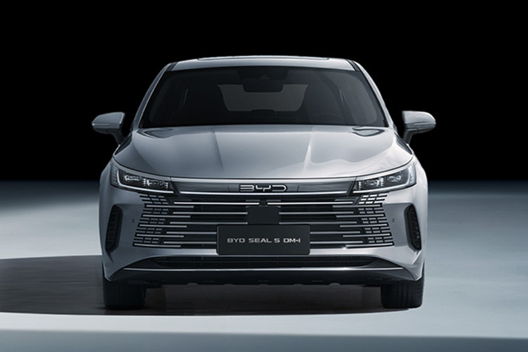 Nó ngắn hơn 50 mm so với "đàn anh" Seal 06 DM-i và ngắn hơn 20 mm so với Seal EV ban đầu. Thiết kế mẫu xe sedan BYD Seal 05 DM-i kết hợp đèn pha LED hình sóng, lưới tản nhiệt phía trước hình thang màu đen và các cửa hút gió hình chữ U. Ở phía sau, mẫu xe này có thanh đèn toàn chiều rộng.