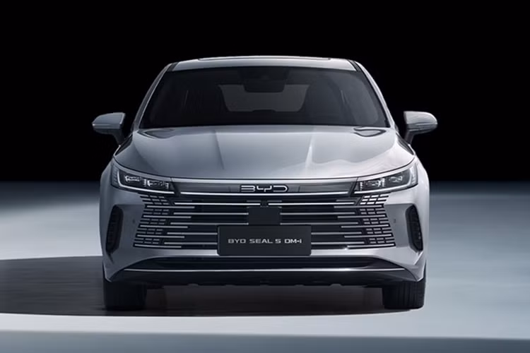 Nó ngắn hơn 50 mm so với "đàn anh" Seal 06 DM-i và ngắn hơn 20 mm so với Seal EV ban đầu. Thiết kế mẫu xe sedan BYD Seal 05 DM-i kết hợp đèn pha LED hình sóng, lưới tản nhiệt phía trước hình thang màu đen và các cửa hút gió hình chữ U. Ở phía sau, mẫu xe này có thanh đèn toàn chiều rộng.