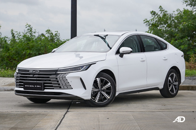 BYD đã chính thức bắt đầu bán trước mẫu sedan hybrid Seal 05 DM-i tại Trung Quốc, cung cấp ba phiên bản. Mức giá xe BYD Seal 05 DM-i 2025 từ 89.800 đến 109.800 nhân dân tệ (12.250 đến 15.000 USD - từ 293 đến hơn 360 triệu đồng).