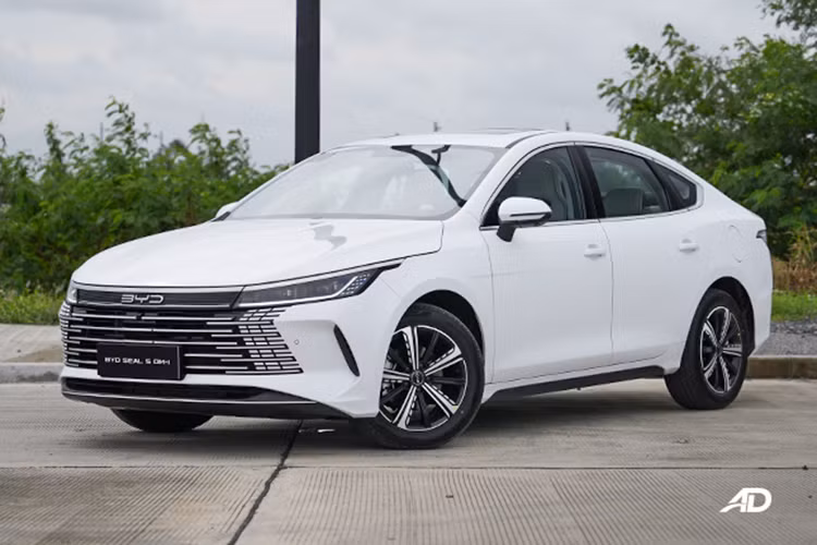 BYD đã chính thức bắt đầu bán trước mẫu sedan hybrid Seal 05 DM-i tại Trung Quốc, cung cấp ba phiên bản. Mức giá xe BYD Seal 05 DM-i 2025 từ 89.800 đến 109.800 nhân dân tệ (12.250 đến 15.000 USD - từ 293 đến hơn 360 triệu đồng).