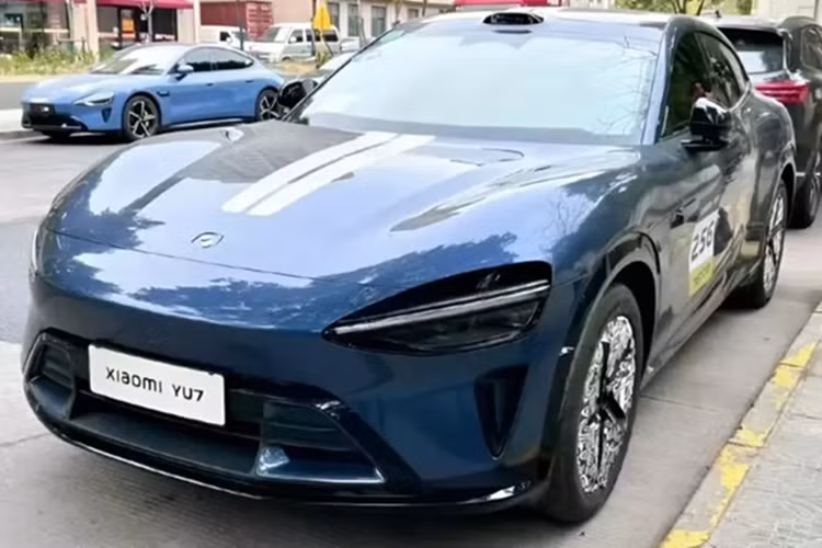 Chiếc SUV Xiaomi YU7 2025 mới đã được nhìn thấy trên đường thử nghiệm ở Quảng Tây, Trung Quốc. Những bức ảnh chụp lén mới cung cấp cái nhìn chi tiết về chiếc SUV điện đầu tiên của Xiaomi.