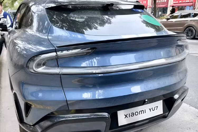 Phía trước bao gồm các lỗ thông hơi làm mát mạnh mẽ, một gờ trước nổi bật và đèn pha độc đáo với các ống dẫn khí chức năng. Trên mui xe có cảm biến lidar, cho biết hệ thống hỗ trợ người lái tiên tiến (ADAS).