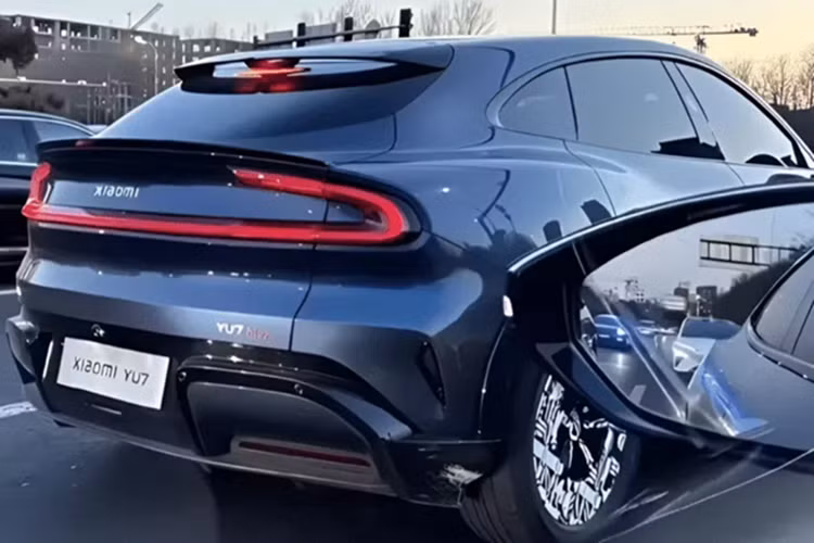 Hình ảnh từ bên hông cho thấy xe kết hợp tay nắm cửa ẩn, mái kính toàn cảnh và bánh xe hợp kim có lực cản thấp. Phía sau có thanh đèn LED hình chữ U, cánh gió kép và bộ khuếch tán mạnh mẽ với các cửa thoát khí, nhấn mạnh dáng vẻ thể thao của xe.