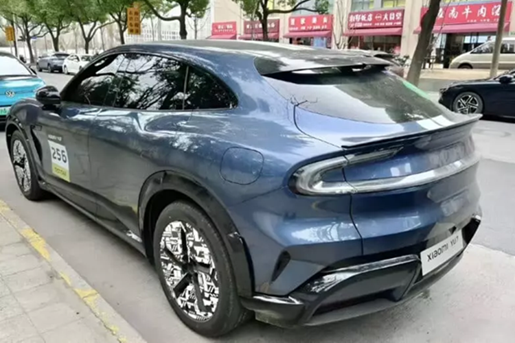 Trong khi các chi tiết nội thất vẫn còn hạn chế, những rò rỉ trước đó cho thấy một cabin tương lai với màn hình cong trải dài trên bảng điều khiển, vô lăng ba chấu và màn hình cảm ứng trung tâm lớn. Các nút bấm vật lý rất tối giản, tạo nên vẻ đẹp hiện đại, sạch sẽ.