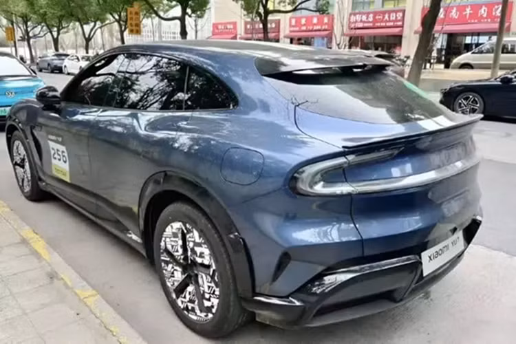 Trong khi các chi tiết nội thất vẫn còn hạn chế, những rò rỉ trước đó cho thấy một cabin tương lai với màn hình cong trải dài trên bảng điều khiển, vô lăng ba chấu và màn hình cảm ứng trung tâm lớn. Các nút bấm vật lý rất tối giản, tạo nên vẻ đẹp hiện đại, sạch sẽ.