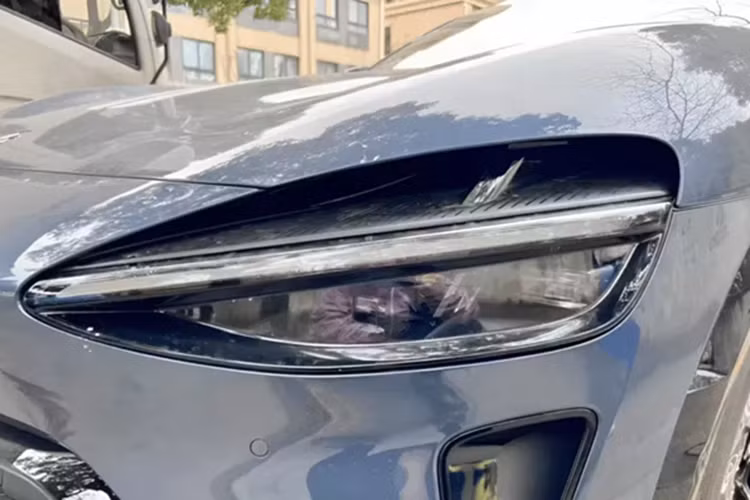 YU7 có thiết kế thể thao với kích thước dài 4999 mm, rộng 1996 mm, cao 1600 mm và chiều dài cơ sở 3000 mm. Nắp ca-pô phía trước dài và kiểu dáng thanh mảnh của nó gợi nhớ đến Ferrari Purosangue trong khi vẫn giữ được bản sắc riêng biệt.