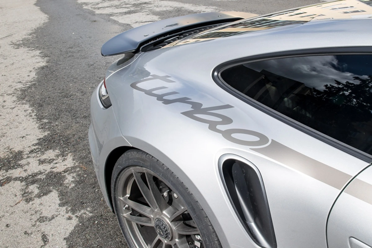 Mỗi chiếc xe sẽ được trang trí bởi bộ tem lấy cảm hứng trực tiếp từ chiếc Porsche 911 RSR Turbo tại triển lãm Frankfurt Motor Show 1973, vốn là tiền thân của dòng 911 Turbo.