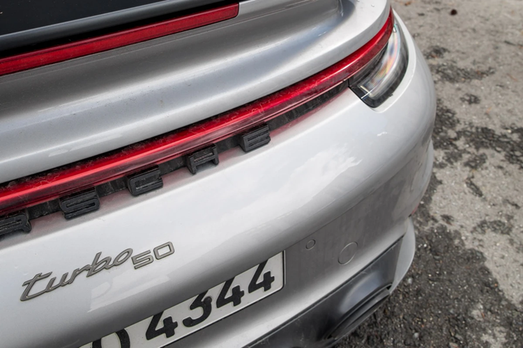 Ngoài ra, khách hàng có thể nâng cấp gói Heritage Design với màu sơn tiêu chuẩn xanh Aventurine Green Metallic, số đeo trên thân xe, logo 50 years of Turbo...