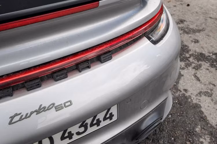 Ngoài ra, khách hàng có thể nâng cấp gói Heritage Design với màu sơn tiêu chuẩn xanh Aventurine Green Metallic, số đeo trên thân xe, logo 50 years of Turbo...