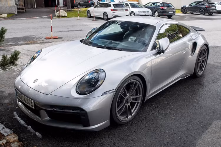 Được phát triển dựa trên biến thể 911 Turbo S, Porsche 911 Turbo 50 Years bản kỷ niệm này sở hữu nhiều chi tiết cổ điển nhằm tri ân 50 năm phát triển của dòng xe hiệu năng cao này.