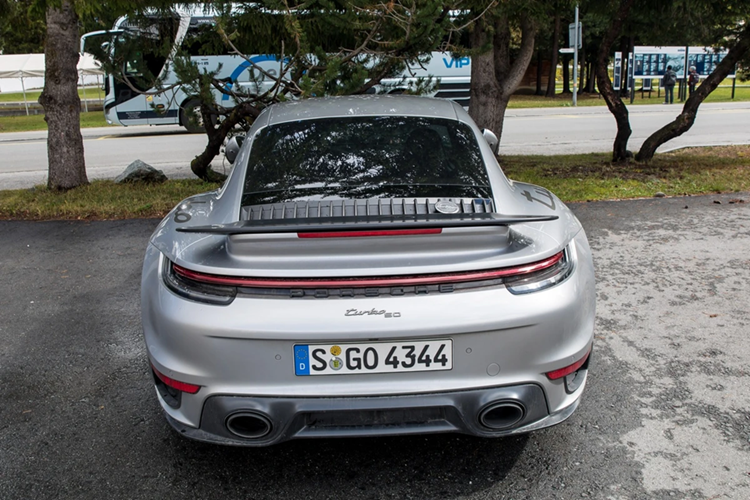 Porsche 911 Turbo 50 Years chỉ được sản xuất giới hạn 1.974 chiếc toàn cầu. Tại Việt Nam, giá xe Porsche 911 Turbo 50 Years phiên bản đặc biệt này có mức khởi điểm từ 18,7 tỷ đồng.