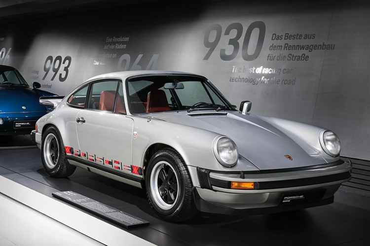 Tại triển lãm Paris Motor Show 1974, Porsche đã chính thức giới thiệu chiếc 911 đầu tiên sử dụng công nghệ Turbo (tăng áp). Trước đó, công nghệ này cũng đã được hãng phát triển trên các mẫu xe đua Porsche 917.