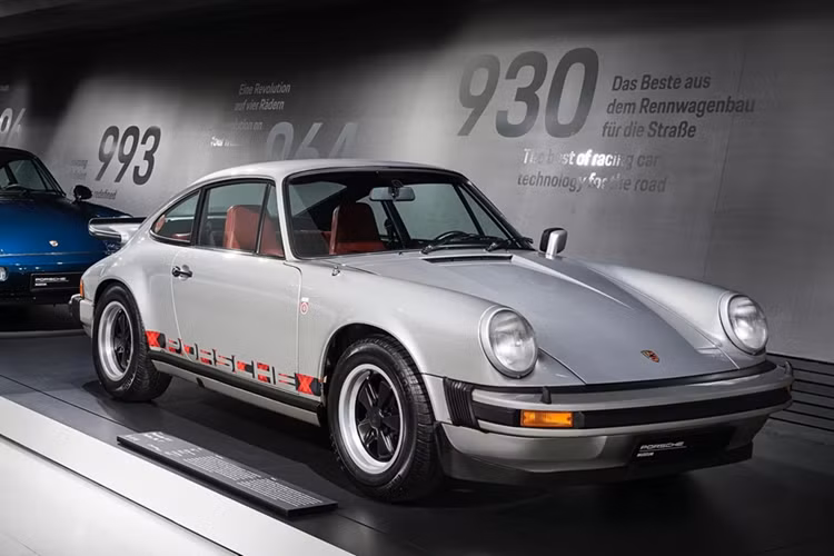 Tại triển lãm Paris Motor Show 1974, Porsche đã chính thức giới thiệu chiếc 911 đầu tiên sử dụng công nghệ Turbo (tăng áp). Trước đó, công nghệ này cũng đã được hãng phát triển trên các mẫu xe đua Porsche 917.