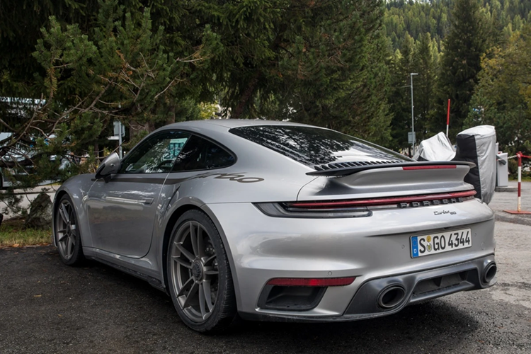 Một chi tiết lấy từ lịch sử của chiếc 911 Turbo là việc áp dụng màu sơn xám Anthracite Grey trên cánh gió sau, cản sau, chân gương ngoại thất và viền cửa hút gió.