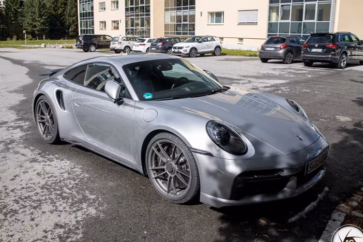 Xe được trang bị tiêu chuẩn hệ thống ống xả thể thao viền đen, hệ thống treo thể thao PASM hạ thấp 10 mm với chức năng nâng gầm cầu trước, cụm đèn Matrix LED, đĩa phanh carbon-ceramic PCCB và kẹp phanh màu đen.