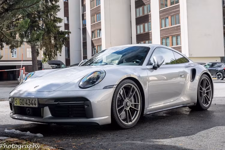 Tương tự với chiếc 911 Turbo S 992.1, Porsche 911 Turbo 50 Years sở hữu động cơ boxer 6 xy-lanh twin-turbo 3.7L, sản sinh công suất 650 mã lực và mô-men xoắn 800 Nm.