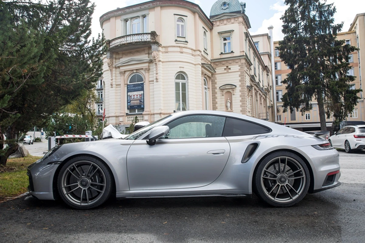 Xe được trang bị tiêu chuẩn mâm 911 Turbo S Exclusive Design màu Turbonite kích thước 20 inch ở cầu trước và 21 inch ở cầu sau hoặc tùy chọn mâm Sport Classic màu trắng.