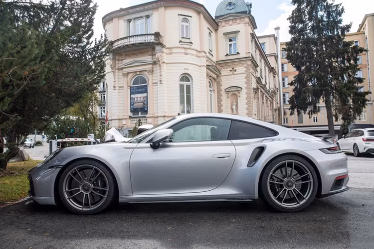 Xe được trang bị tiêu chuẩn mâm 911 Turbo S Exclusive Design màu Turbonite kích thước 20 inch ở cầu trước và 21 inch ở cầu sau hoặc tùy chọn mâm Sport Classic màu trắng.