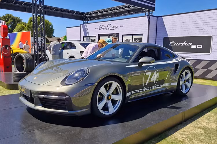 Ra mắt tại Monterey Car Week 2024, Porsche 911 Turbo 50 Years kỷ niệm 50 năm ra đời biến thể hiệu năng cao 911 Turbo kể từ dòng 911 thế hệ thứ 2, còn được biết đến là 930.