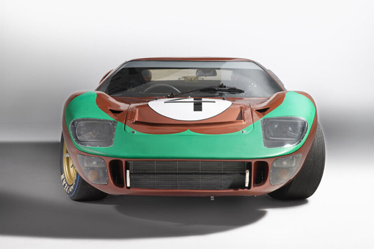 Được điều khiển bởi Mark Donohue và Paul Hawkins, chiếc xe Ford GT40 Mk II đời 1966 đã bắt đầu cuộc đua từ vị trí thứ 11 nhưng không may phải dừng lại vì vấn đề về hộp số.