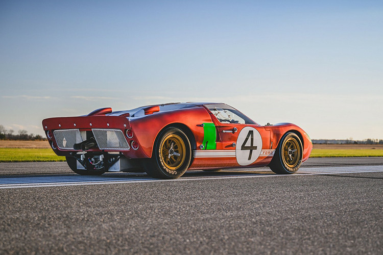 Ford GT40 Mk II 1966 sở hữu động cơ giữa này đã ra mắt tại giải đua xe thể thao 12 giờ Sebring năm 1966 với Walt Hansgen và Mark Donohue cầm lái. Họ đã đủ điều kiện thứ tư trong cuộc đua và chiến đấu với một nhóm mạnh gồm những chiếc GT40 khác, 5 chiếc Ferrari và 10 chiếc Porsche.