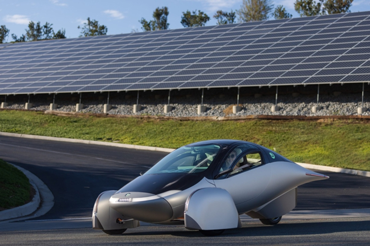 Trong suốt hành trình, mẫu xe độc đáo này đã thu hút sự chú ý lớn từ những người đi đường. Aptera sở hữu thiết kế ba bánh với kiểu dáng thuôn dài, lấy cảm hứng từ hình giọt nước để tối ưu khí động học. Nhờ đó, xe chỉ có hệ số cản gió 0,13 – thấp hơn đáng kể so với Tesla Model 3 (0,23) hay Volkswagen ID.4 (0,28).