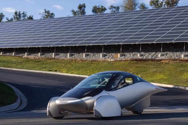 Trong suốt hành trình, mẫu xe độc đáo này đã thu hút sự chú ý lớn từ những người đi đường. Aptera sở hữu thiết kế ba bánh với kiểu dáng thuôn dài, lấy cảm hứng từ hình giọt nước để tối ưu khí động học. Nhờ đó, xe chỉ có hệ số cản gió 0,13 – thấp hơn đáng kể so với Tesla Model 3 (0,23) hay Volkswagen ID.4 (0,28).