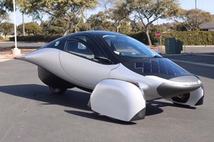 Tan thay xe dien mat troi Aptera chay 482km khong can sac