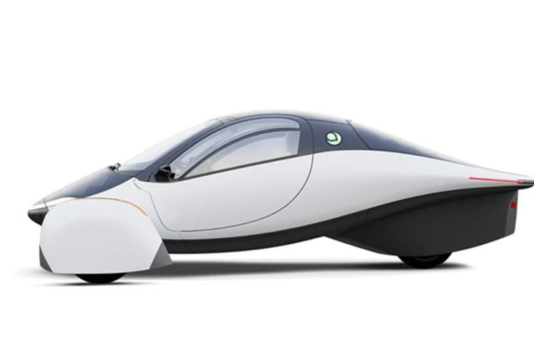 Trước đó, Aptera từng tiến hành nhiều thử nghiệm với các nguyên mẫu beta, nhưng đây là lần đầu tiên một phiên bản thương mại được chạy thử trên quãng đường dài. Hãng gọi sản phẩm của mình là chiếc xe điện "không cần sạc", đặt ra một tương lai đầy hứa hẹn cho ngành giao thông sử dụng năng lượng tái tạo.