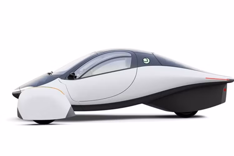 Trước đó, Aptera từng tiến hành nhiều thử nghiệm với các nguyên mẫu beta, nhưng đây là lần đầu tiên một phiên bản thương mại được chạy thử trên quãng đường dài. Hãng gọi sản phẩm của mình là chiếc xe điện "không cần sạc", đặt ra một tương lai đầy hứa hẹn cho ngành giao thông sử dụng năng lượng tái tạo.