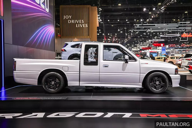 Isuzu Dragon Max kết hợp thiết kế được nâng cấp với động cơ diesel tăng áp mới và nội thất đậm hơi thở hiện đại, mang lại cuộc sống thứ hai cho nền tảng cũ. Mẫu xe concept độc nhất này giữ nguyên phần thân của TFR nhưng cập nhật diện mạo với một số chi tiết hiện đại như đèn pha và đèn hậu LED mới, đi kèm vỏ màu khói trong khi lưới tản nhiệt tích hợp đèn LED ẩn.