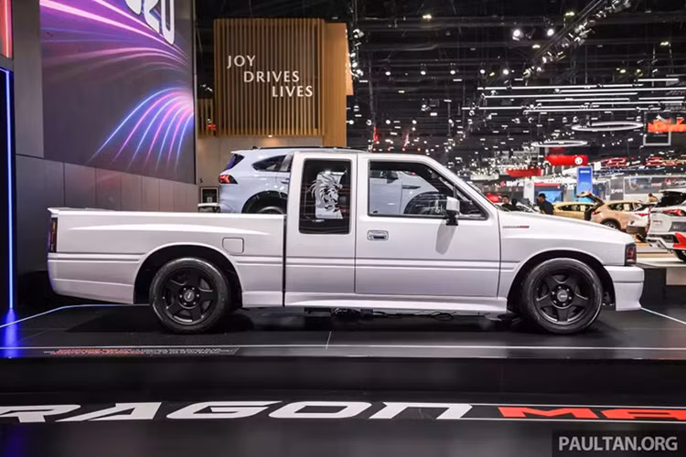 Isuzu Dragon Max kết hợp thiết kế được nâng cấp với động cơ diesel tăng áp mới và nội thất đậm hơi thở hiện đại, mang lại cuộc sống thứ hai cho nền tảng cũ. Mẫu xe concept độc nhất này giữ nguyên phần thân của TFR nhưng cập nhật diện mạo với một số chi tiết hiện đại như đèn pha và đèn hậu LED mới, đi kèm vỏ màu khói trong khi lưới tản nhiệt tích hợp đèn LED ẩn.