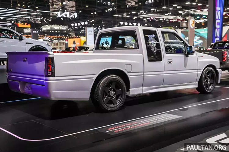 Sức mạnh được truyền tới bánh sau thông qua hộp số tự động 8 cấp, phù hợp với một chiếc xe vừa là cỗ máy thời gian, vừa là màn trình diễn công nghệ. Isuzu Dragon Max mới đã nhanh chóng thu hút sự chú ý của đông đảo khách tham quan tại Triển lãm BIMS năm nay.