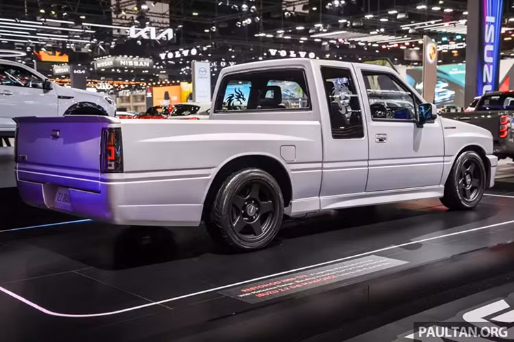 Sức mạnh được truyền tới bánh sau thông qua hộp số tự động 8 cấp, phù hợp với một chiếc xe vừa là cỗ máy thời gian, vừa là màn trình diễn công nghệ. Isuzu Dragon Max mới đã nhanh chóng thu hút sự chú ý của đông đảo khách tham quan tại Triển lãm BIMS năm nay.