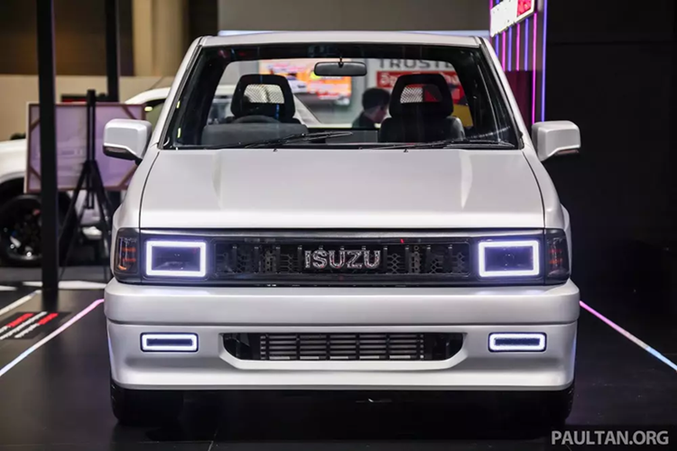 Để cho ra lò mẫu xe bán tải Isuzu Dragon Max, hãng Isuzu đã hồi sinh một mẫu xe được yêu thích từ cuối những năm '80 với nhiều cải tiến hơn là chỉ thay đổi vẻ bề ngoài. Cụ thể, Isuzu Dragon Max là phiên bản cải tiến ấn tượng của mẫu xe bán tải cỡ trung Isuzu TFR đời 1988.