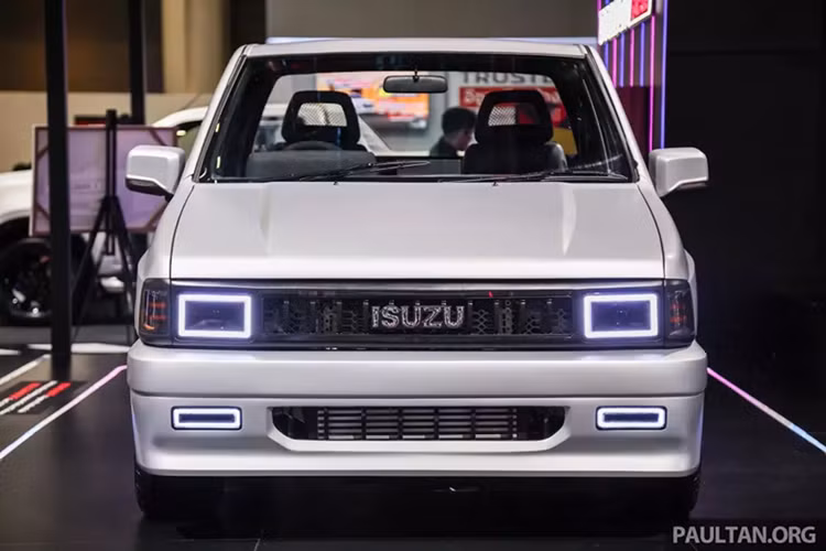 Để cho ra lò mẫu xe bán tải Isuzu Dragon Max, hãng Isuzu đã hồi sinh một mẫu xe được yêu thích từ cuối những năm '80 với nhiều cải tiến hơn là chỉ thay đổi vẻ bề ngoài. Cụ thể, Isuzu Dragon Max là phiên bản cải tiến ấn tượng của mẫu xe bán tải cỡ trung Isuzu TFR đời 1988.