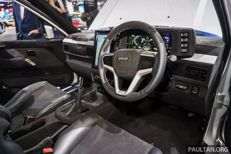 Màu sơn nhám của ngoại thất giúp xe trông như đến từ năm 2025. Tiếp theo đó là cánh gió sau theo phong cách thể thao, bộ mâm đen 17 inch kết hợp với hệ thống treo được tinh chỉnh giúp hạ thấp gầm cho xe.