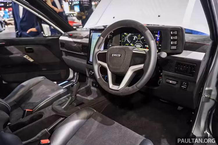 Màu sơn nhám của ngoại thất giúp xe trông như đến từ năm 2025. Tiếp theo đó là cánh gió sau theo phong cách thể thao, bộ mâm đen 17 inch kết hợp với hệ thống treo được tinh chỉnh giúp hạ thấp gầm cho xe.