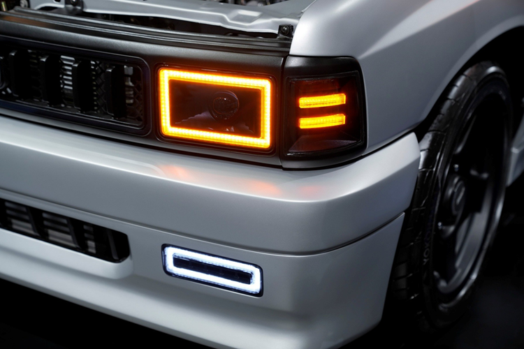 Vì mẫu xe concept này dựa trên phiên bản cabin kéo dài của Isuzu TFR nên phía sau hàng ghế trước có một chút không gian. Cùng với đó là thùng xe rộng rãi để chở những món đồ mà các tín đồ xe bán tải cổ điển yêu thích. Tuy nhiên, điều ấn tượng nhất của Isuzu Dragon Max chính là động cơ.