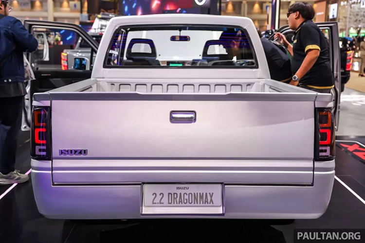 1988 vốn là năm rồng theo quan niệm của văn hóa phương Đông. Ngoài ra, tại thị trường Thái Lan, Dragon vốn là biệt danh địa phương của Isuzu TFR. Do đó, hãng Isuzu đã đặt tên cho mẫu xe concept mới của mình là Dragon Max.