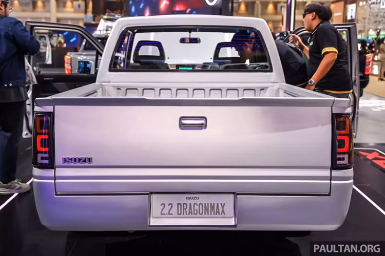 1988 vốn là năm rồng theo quan niệm của văn hóa phương Đông. Ngoài ra, tại thị trường Thái Lan, Dragon vốn là biệt danh địa phương của Isuzu TFR. Do đó, hãng Isuzu đã đặt tên cho mẫu xe concept mới của mình là Dragon Max.