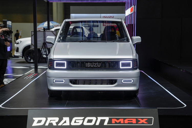 Tương tự ngoại thất, nội thất bên trong Dragon Max cũng được làm lại một cách tỉ mỉ. Hầu hết các chi tiết nhựa nội thất đều đã được thay bằng chất liệu Alcantara cao cấp và thể thao hơn. Bên cạnh đó là các chi tiết carbon và ghế bọc da cao cấp, mang lại cảm giác sang trọng hơn.