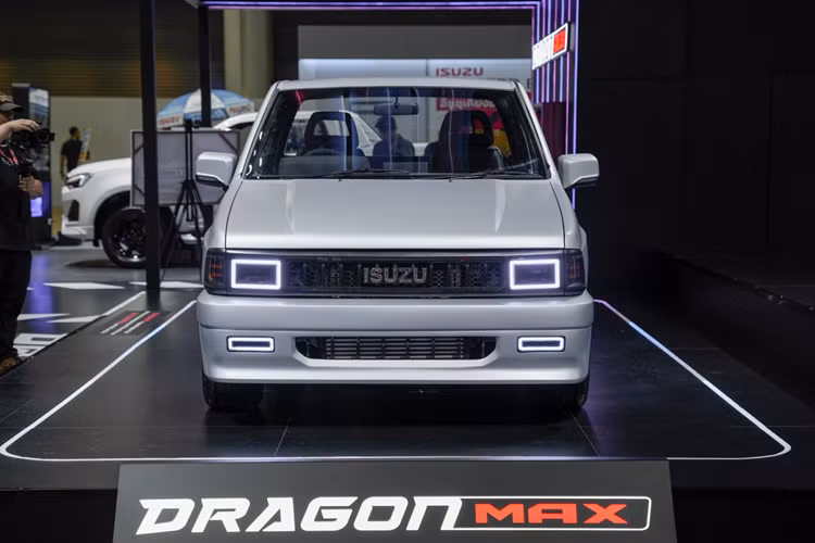 Tương tự ngoại thất, nội thất bên trong Dragon Max cũng được làm lại một cách tỉ mỉ. Hầu hết các chi tiết nhựa nội thất đều đã được thay bằng chất liệu Alcantara cao cấp và thể thao hơn. Bên cạnh đó là các chi tiết carbon và ghế bọc da cao cấp, mang lại cảm giác sang trọng hơn.