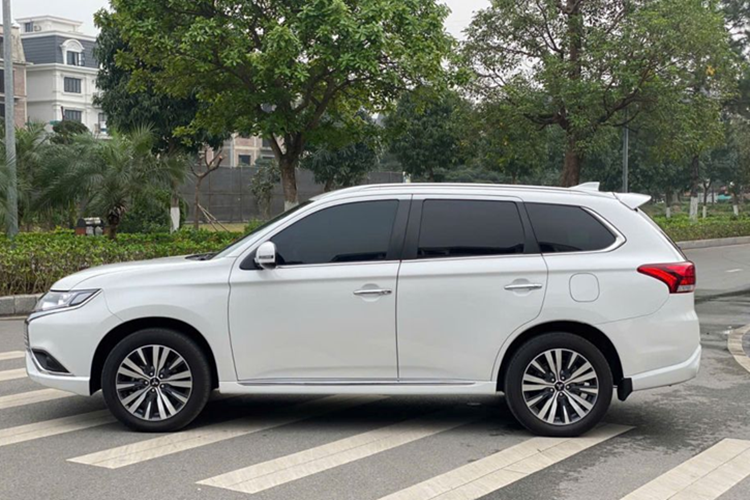 Tại một số đại lý phía nam, Mitsubishi Outlander giảm giá từ 82 - 85 triệu đồng, giá xe sau ưu đãi chỉ còn dao động 740 - 743 triệu đồng. Dù sở hữu lợi thế về cấu hình và giá trị sử dụng, Mitsubishi Outlander vẫn chưa tạo được dấu ấn rõ rệt trên thị trường Việt.