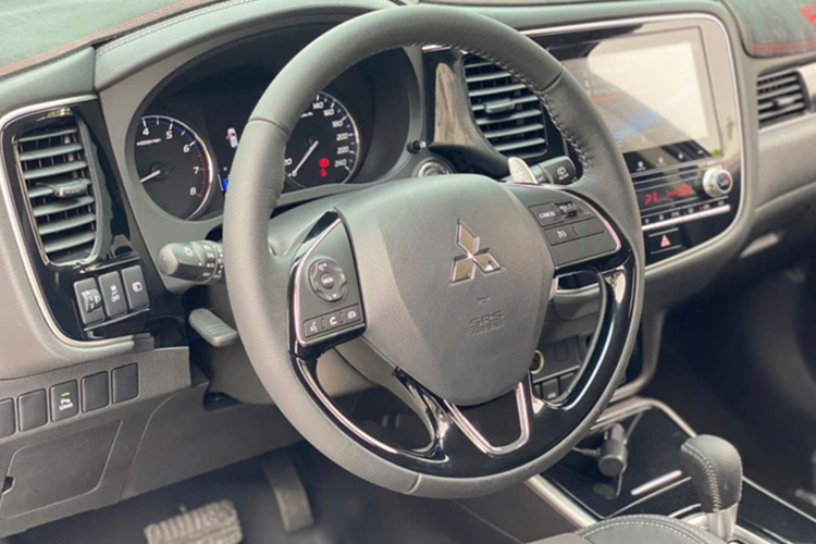 Mitsubishi Outlander phân phối tại Việt Nam thuộc thế hệ thứ ba, ra mắt từ năm 2018. Trong khi đó, thế hệ thứ tư đã được Mitsubishi giới thiệu toàn cầu từ năm 2021. Một số nguồn tin cho biết đã xuất hiện Outlander thế hệ mới tại Việt Nam, song chưa rõ đây là xe thử nghiệm hay xe nhập không chính hãng.